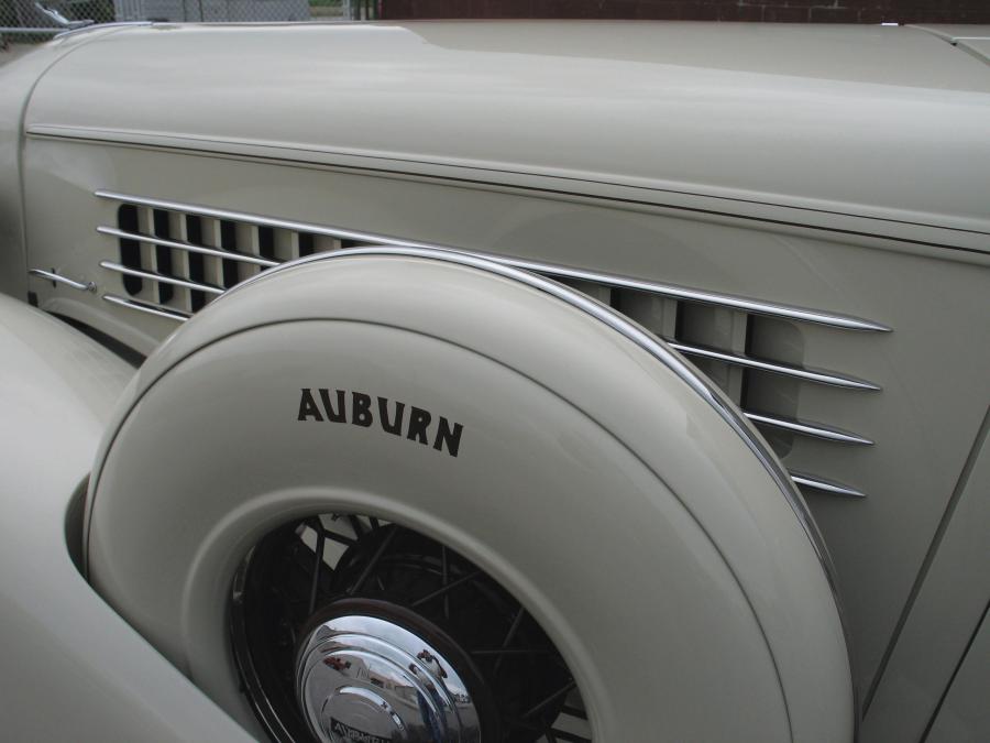 Детали экстерьера Auburn 851 Cabriolet 1935 года  (фото 5 из 12)